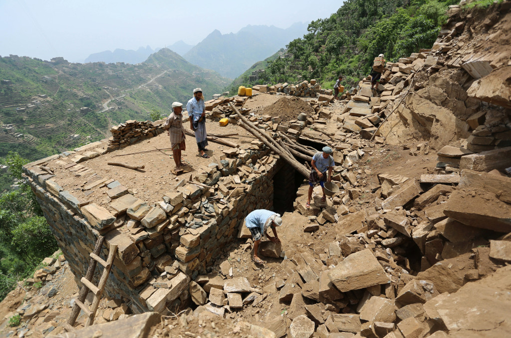 Workers build a house in the mountains, in the Jafariya district of the western province of Raymah, Yemen June 2, 2016. Reuters Photo/Abduljabbar Zeyad