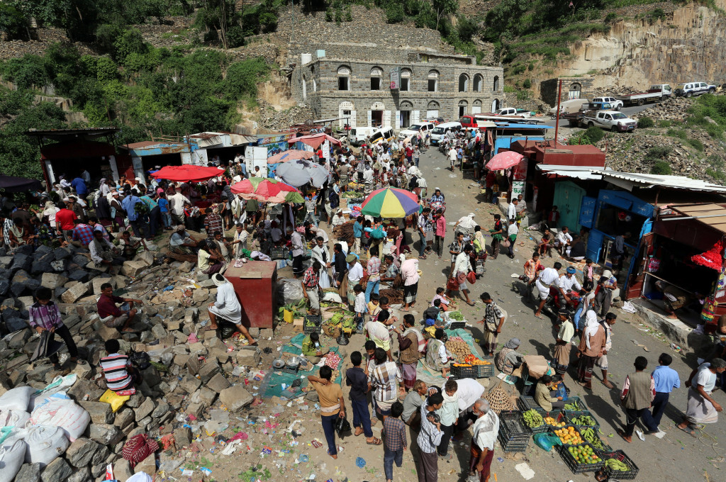 People shop at a market in the mountains, in the Jafariya district of the western province of Raymah, Yemen June 3, 2016. Reuters Photo/Abduljabbar Zeyad