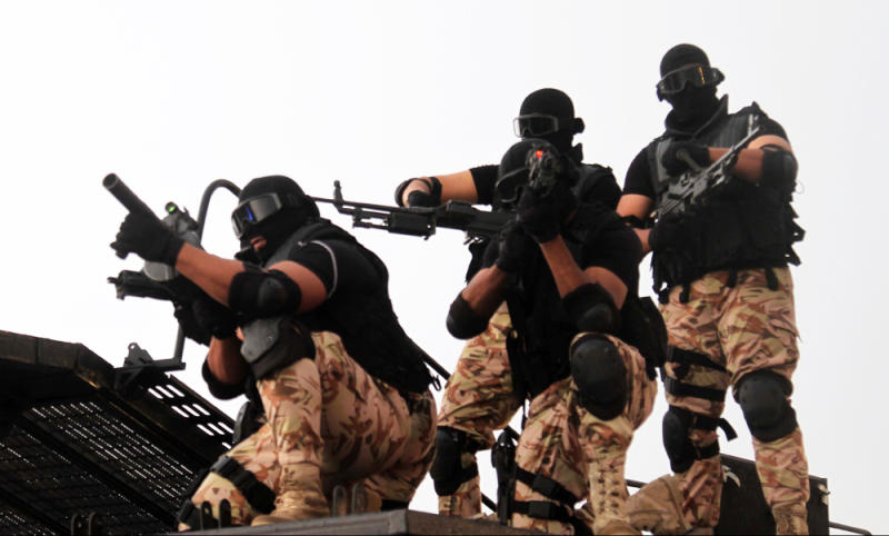 soldiers-with-guns
